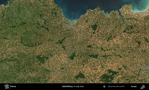 Saint-Brieuc 'de. Copernicus Sentinel 'in Temmuz 2022' de çekilmiş uydu görüntüsü üzerine Fransa 'nın idari bölgesi.