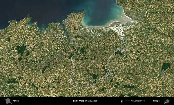 Saint-Malo 'da. Mayıs 2020 'de çekilen Copernicus Sentinel karolarından oluşan bir uydu görüntüsünde Fransa' nın idari bölgesinin ana hatları belirlendi.