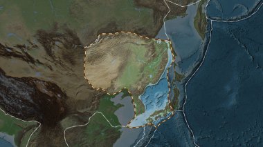 Amur tektonik plakasının alanı Eckert III projeksiyonunda koyu renkli bir yükseklik haritasının arka planına çizilmiş bir çizgi ile işaretlenmiş.