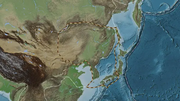 Amur tektonik plakasının alanı Eckert III projeksiyonunda soluk renkli bir yükseklik haritasında çizilmiş bir çizgi ile işaretlenmiş.
