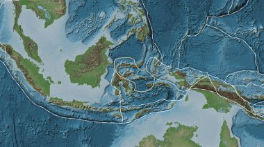 Molucca Denizi tektonik tabakasının alanı Eckert III projeksiyonunda soluk renkli bir yükseklik haritasında katı bir çizgi ile işaretlenmiştir.