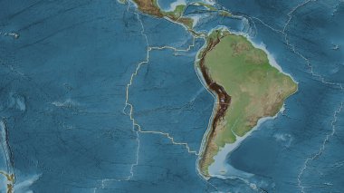 Nazca tektonik plakasının alanı Eckert III projeksiyonunda soluk renkli bir yükseklik haritasında katı bir çizgi ile işaretlenmiş.