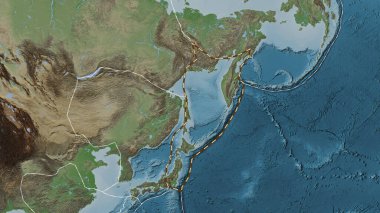 Okhotsk tektonik plakasının alanı Eckert III projeksiyonunda soluk renkli bir yükseklik haritasında çizilmiş bir çizgi ile işaretlenmiş.