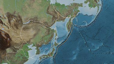 Okhotsk tektonik plakasının alanı Eckert III projeksiyonunda soluk renkli bir yükseklik haritasında katı bir çizgiyle işaretlenmiş.