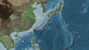 Okinawa tektonik plakasının alanı Eckert III projeksiyonunda soluk renkli bir yükseklik haritasında katı bir çizgiyle işaretlenmiş.