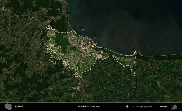 Gdansk. Polonya 'nın idari alanı, Haziran 2022' de çekilen Kopernik Nöbetçi karolarından oluşan koyu renkli bir uydu görüntüsü üzerine vurgulandı ve özetlendi.