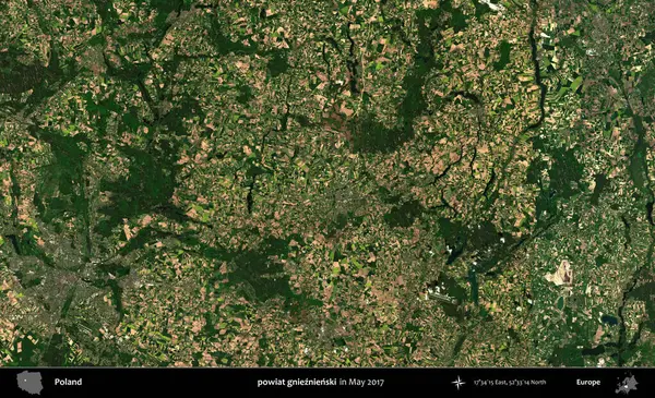 powiat gnieznienski. Copernicus Sentinel 'in Mayıs 2017' de çekilmiş uydu görüntüsü üzerine Polonya 'nın idari bölgesi.