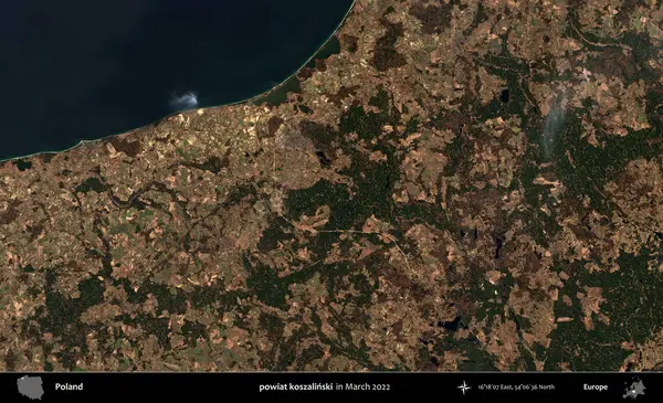 powiat koszalinski. Copernicus Sentinel 'in Mart 2022' de çekilmiş uydu görüntüsü üzerine Polonya 'nın idari bölgesi.
