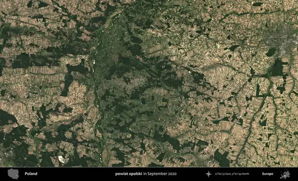 powiat opolski. Eylül 2020 'de Copernicus Sentinel karolarından oluşan bir uydu görüntüsü üzerine Polonya' nın idari bölgesi