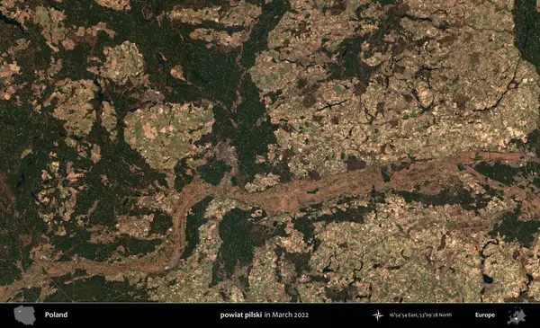 powiat pilski. Copernicus Sentinel 'in Mart 2022' de çekilmiş uydu görüntüsü üzerine Polonya 'nın idari bölgesi.