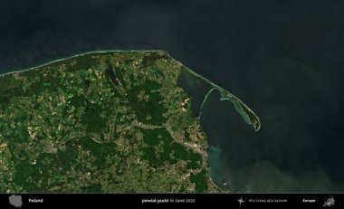 powiat pucki. Copernicus Sentinel 'in Haziran 2022' de çekilmiş uydu görüntüsü üzerine Polonya 'nın idari bölgesi.