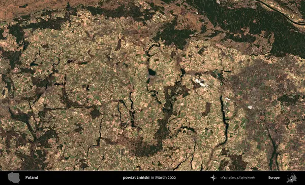 powiat zninski. Copernicus Sentinel 'in Mart 2022' de çekilmiş uydu görüntüsü üzerine Polonya 'nın idari bölgesi.