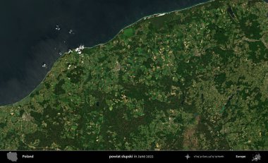 Powiat Slumpski. Copernicus Sentinel 'in Haziran 2022' de çekilmiş uydu görüntüsü üzerine Polonya 'nın idari bölgesi.