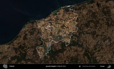 Powiat Slumpski. Polonya 'nın idari alanı, Mart 2022' de çekilen Kopernik Nöbetçi karolarından oluşan koyu renkli bir uydu görüntüsü üzerine vurgulandı ve özetlendi.