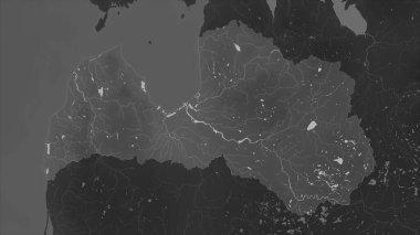 Letonya, gölleri ve nehirleri olan gri ölçekli bir yükseklik haritasına vurgulandı