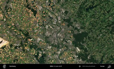Koln. Haziran 2018 'de çekilen Kopernik Sentinel karolarından oluşan bir uydu görüntüsü üzerine Almanya' nın idari bölgesi