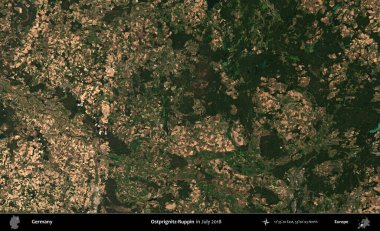 Ostprignitz-Ruppin. Temmuz 2018 'de çekilen Kopernik Sentinel karolarından oluşan bir uydu görüntüsü üzerine Almanya' nın idari bölgesi