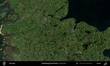 Rendsburg-Eckernforde. Haziran 2022 'de çekilen Kopernik Sentinel karolarından oluşan bir uydu görüntüsü üzerine Almanya' nın idari bölgesi