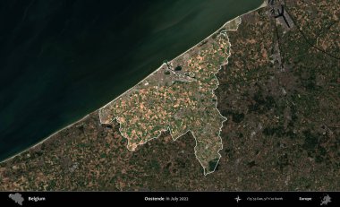 Oostende. Belçika 'nın idari alanı, Temmuz 2022' de çekilen Kopernik Sentinel karolarından oluşan koyu renkli bir uydu görüntüsü üzerine vurgulandı ve özetlendi.