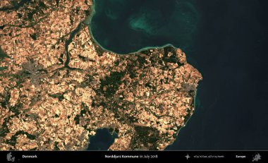 Norddjurs Kommune. Kopernik Sentinel 'in Temmuz 2018' de çekilmiş uydu görüntüsü üzerine Danimarka 'nın idari bölgesi