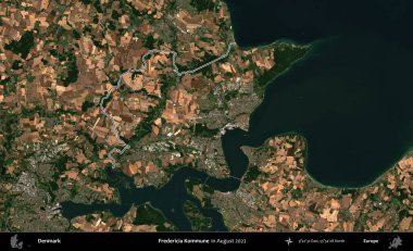 Fredericia Kommune. Danimarka 'nın idari bölgesi, Ağustos 2022' de çekilen Kopernik Nöbetçi Fayanslarından oluşan bir uydu görüntüsü ile özetlenmiştir.