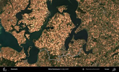 Kommune 'yi geç. Danimarka 'nın idari bölgesi, Temmuz 2018' de çekilen Kopernik Nöbetçi Fayanslarından oluşan bir uydu görüntüsü ile özetlenmiştir.