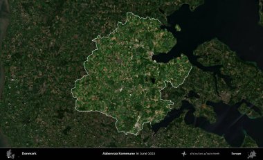 Aabenraa Kommune. Danimarka 'nın idari alanı, Haziran 2022' de çekilen Kopernik Nöbetçi karolarından oluşan koyu renkli bir uydu görüntüsü üzerine vurgulandı ve özetlendi.