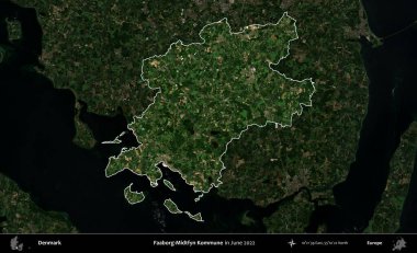 İbne-Midtfyn Kommune. Danimarka 'nın idari alanı, Haziran 2022' de çekilen Kopernik Nöbetçi karolarından oluşan koyu renkli bir uydu görüntüsü üzerine vurgulandı ve özetlendi.