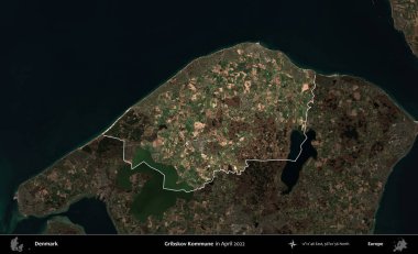 Gribskov Kommune. Danimarka 'nın idari alanı, Nisan 2022' de çekilen Kopernik Nöbetçi karolarından oluşan koyu renkli bir uydu görüntüsü üzerine vurgulandı ve özetlendi.