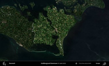 Guldborgsund Kommune. Danimarka 'nın idari alanı, Haziran 2022' de çekilen Kopernik Nöbetçi karolarından oluşan koyu renkli bir uydu görüntüsü üzerine vurgulandı ve özetlendi.