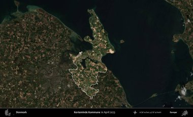 Kerteminde Kommune. Danimarka 'nın idari alanı, Nisan 2023' te çekilen Kopernik Nöbetçi karolarından oluşan koyu renkli bir uydu görüntüsü üzerine vurgulandı ve özetlendi.