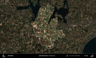 Lejre Kommune. Danimarka 'nın idari alanı, Nisan 2022' de çekilen Kopernik Nöbetçi karolarından oluşan koyu renkli bir uydu görüntüsü üzerine vurgulandı ve özetlendi.