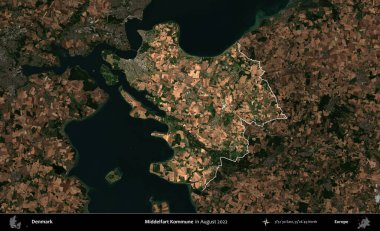 Middelosuruk Kommune. Danimarka 'nın idari alanı, Ağustos 2022' de çekilen Kopernik Nöbetçi karolarından oluşan koyu renkli bir uydu görüntüsü üzerine vurgulandı ve özetlendi.