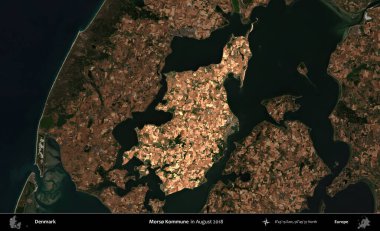 Morso Kommune. Danimarka 'nın idari alanı, Ağustos 2018' de çekilen Kopernik Nöbetçi karolarından oluşan koyu renkli bir uydu görüntüsü üzerine vurgulandı ve özetlendi.