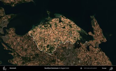 Nordfyns Kommune. Danimarka 'nın idari alanı, Ağustos 2022' de çekilen Kopernik Nöbetçi karolarından oluşan koyu renkli bir uydu görüntüsü üzerine vurgulandı ve özetlendi.