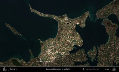 Garip Kommune. Danimarka 'nın idari alanı, Nisan 2022' de çekilen Kopernik Nöbetçi karolarından oluşan koyu renkli bir uydu görüntüsü üzerine vurgulandı ve özetlendi.