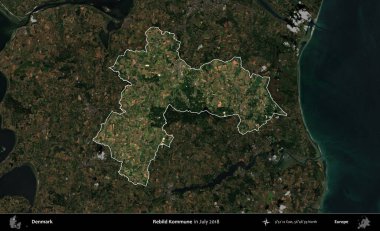 Rebild Kommune. Danimarka 'nın idari alanı, Temmuz 2018' de çekilen Kopernik Nöbetçi karolarından oluşan koyu renkli bir uydu görüntüsü üzerine vurgulandı ve özetlendi.