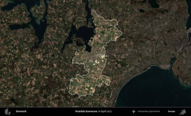 Roskilde Kommune. Danimarka 'nın idari alanı, Nisan 2022' de çekilen Kopernik Nöbetçi karolarından oluşan koyu renkli bir uydu görüntüsü üzerine vurgulandı ve özetlendi.