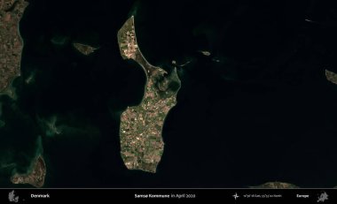 Samso Kommune. Danimarka 'nın idari alanı, Nisan 2020' de çekilen Kopernik Nöbetçi karolarından oluşan koyu renkli bir uydu görüntüsü üzerine vurgulandı ve özetlendi.
