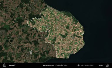 Stevns Kommune. Danimarka 'nın idari alanı, Eylül 2020' de çekilen Kopernik Nöbetçi karolarından oluşan koyu renkli bir uydu görüntüsü üzerine vurgulandı ve özetlendi.