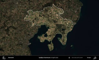 Syddjurs Kommune. Danimarka 'nın idari alanı, Nisan 2020' de çekilen Kopernik Nöbetçi karolarından oluşan koyu renkli bir uydu görüntüsü üzerine vurgulandı ve özetlendi.