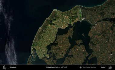 Thisted Kommune. Danimarka 'nın idari alanı, Temmuz 2018' de çekilen Kopernik Nöbetçi karolarından oluşan koyu renkli bir uydu görüntüsü üzerine vurgulandı ve özetlendi.
