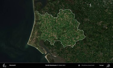 Varde Kommune. Danimarka 'nın idari alanı, Haziran 2022' de çekilen Kopernik Nöbetçi karolarından oluşan koyu renkli bir uydu görüntüsü üzerine vurgulandı ve özetlendi.