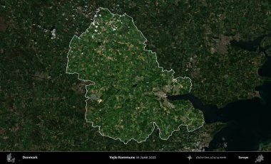 Vejle Kommune. Danimarka 'nın idari alanı, Haziran 2022' de çekilen Kopernik Nöbetçi karolarından oluşan koyu renkli bir uydu görüntüsü üzerine vurgulandı ve özetlendi.