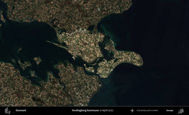 Vordingborg Kommune. Danimarka 'nın idari alanı, Nisan 2022' de çekilen Kopernik Nöbetçi karolarından oluşan koyu renkli bir uydu görüntüsü üzerine vurgulandı ve özetlendi.