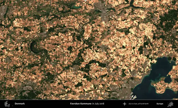 Favrskov Kommune. Kopernik Sentinel 'in Temmuz 2018' de çekilmiş uydu görüntüsü üzerine Danimarka 'nın idari bölgesi