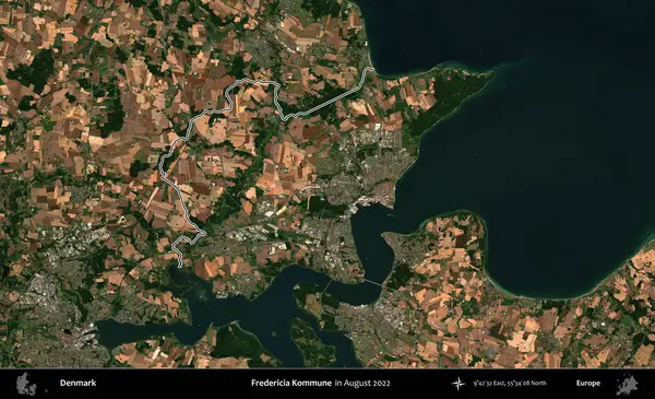 Fredericia Kommune. Danimarka 'nın idari bölgesi, Ağustos 2022' de çekilen Kopernik Nöbetçi Fayanslarından oluşan bir uydu görüntüsü ile özetlenmiştir.