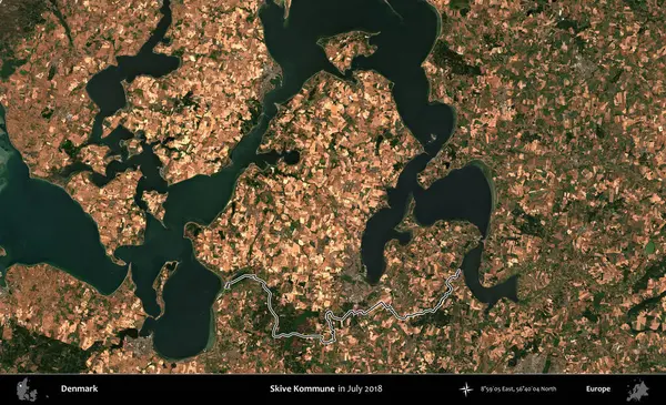 Kommune 'yi geç. Danimarka 'nın idari bölgesi, Temmuz 2018' de çekilen Kopernik Nöbetçi Fayanslarından oluşan bir uydu görüntüsü ile özetlenmiştir.