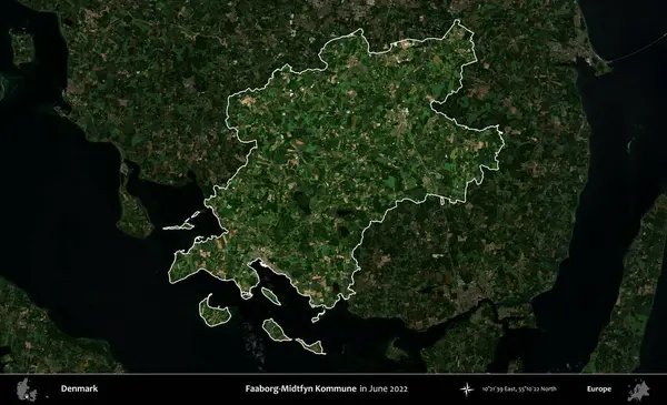 İbne-Midtfyn Kommune. Danimarka 'nın idari alanı, Haziran 2022' de çekilen Kopernik Nöbetçi karolarından oluşan koyu renkli bir uydu görüntüsü üzerine vurgulandı ve özetlendi.