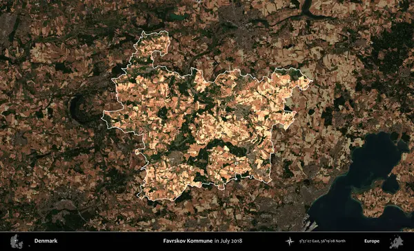 Favrskov Kommune. Danimarka 'nın idari alanı, Temmuz 2018' de çekilen Kopernik Nöbetçi karolarından oluşan koyu renkli bir uydu görüntüsü üzerine vurgulandı ve özetlendi.